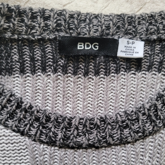 URBAN OUTFITTERS BDG  Oversized Sweater - Picture 4 of 10